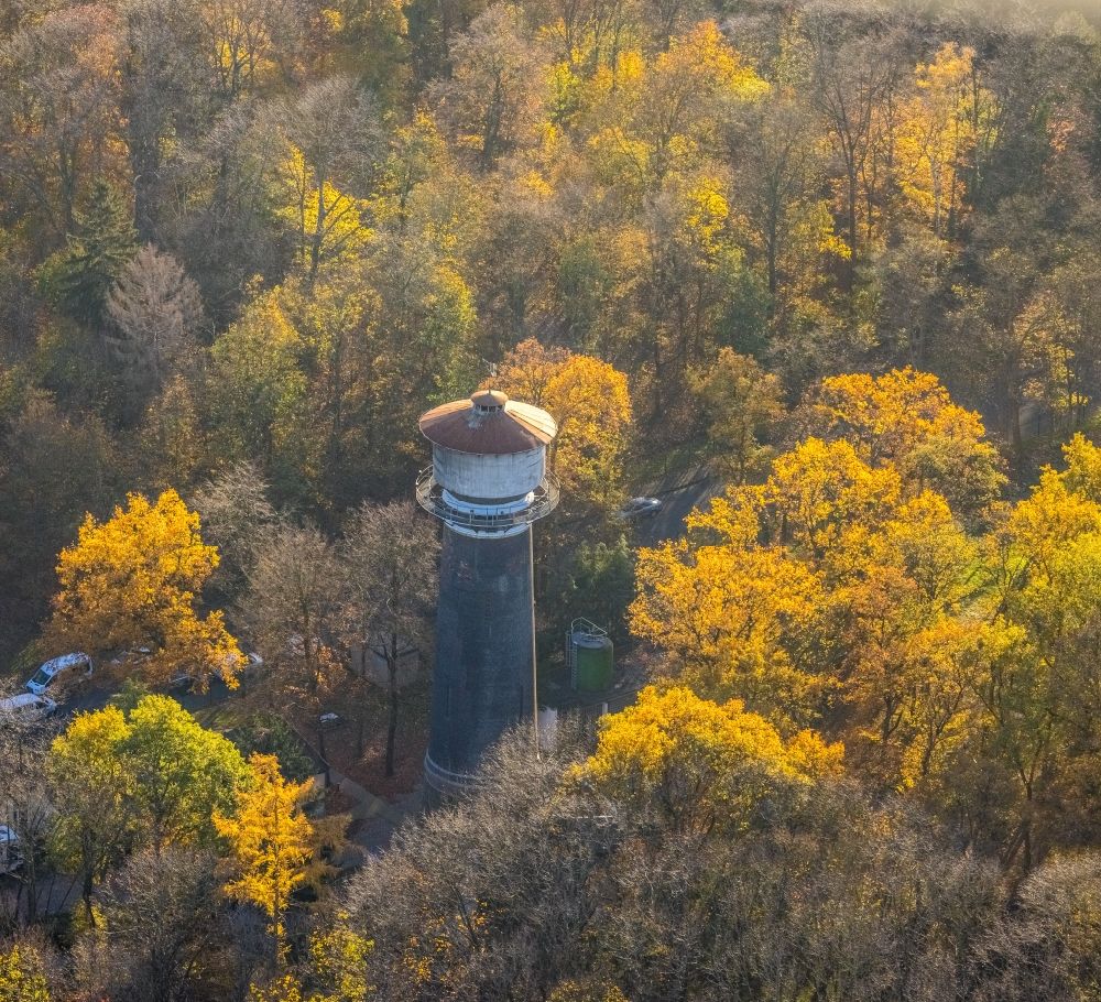 Luftbild Moers - Herbstluftbild Industriedenkmal Wasserturm in Moers im Bundesland Nordrhein-Westfalen, Deutschland