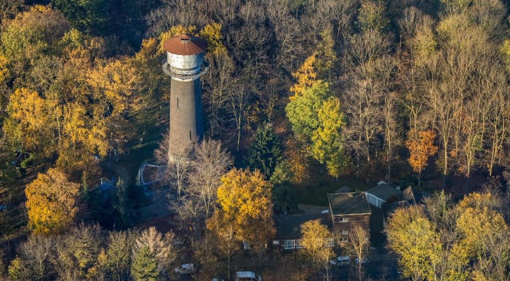 Moers von oben - Herbstluftbild Industriedenkmal Wasserturm in Moers im Bundesland Nordrhein-Westfalen, Deutschland