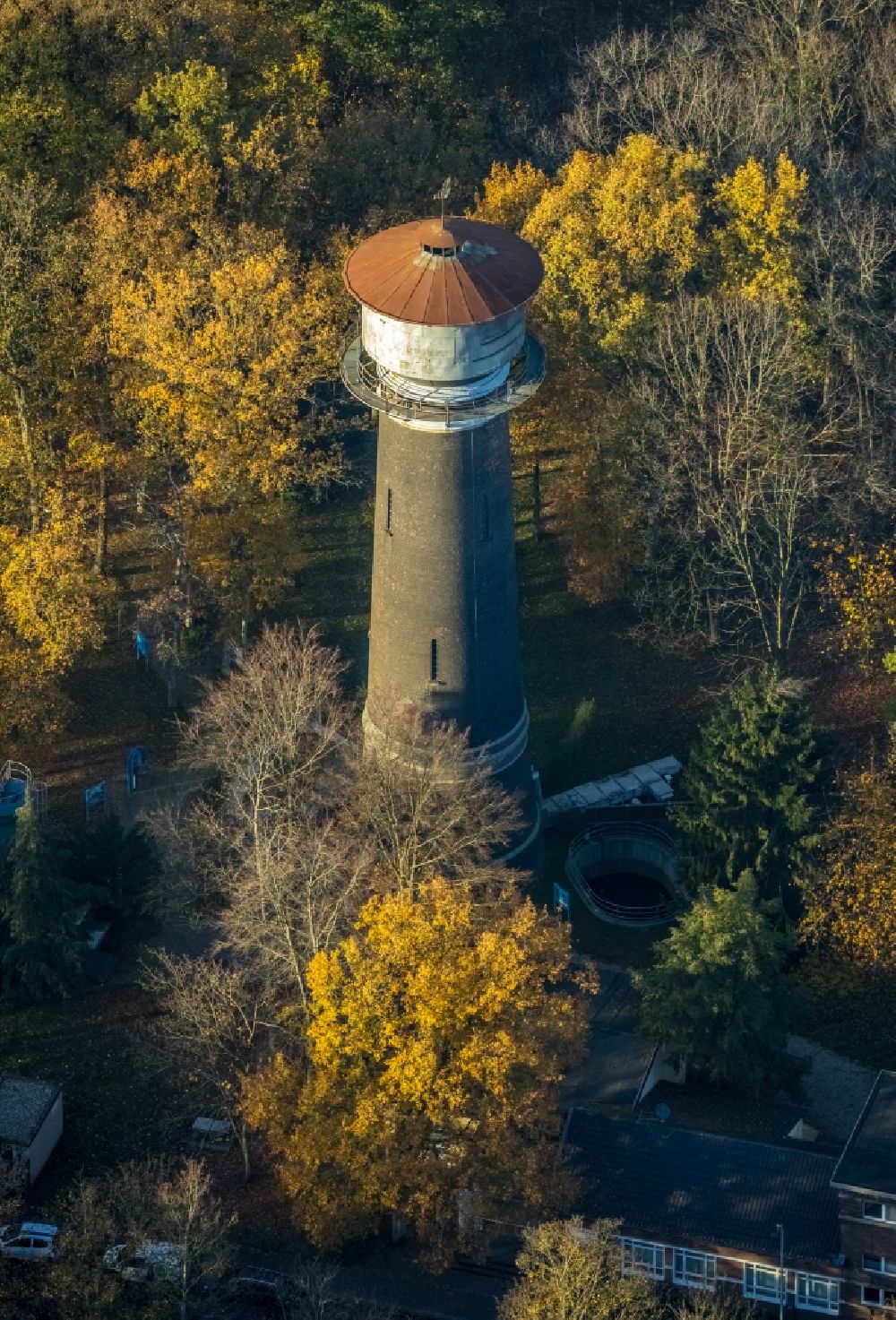 Moers aus der Vogelperspektive: Herbstluftbild Industriedenkmal Wasserturm in Moers im Bundesland Nordrhein-Westfalen, Deutschland