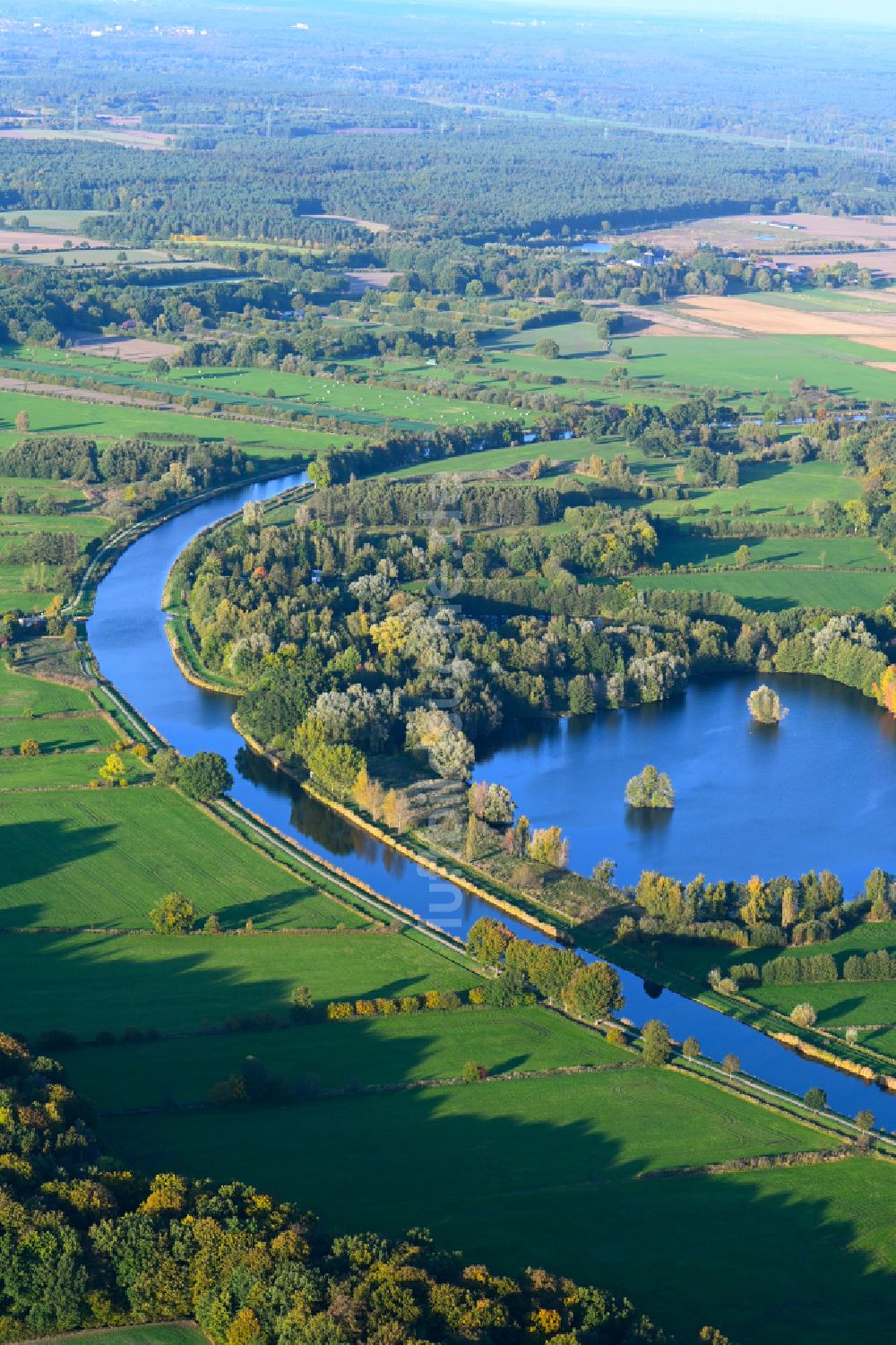 Luftaufnahme Siebeneichen - Herbstluftbild Kanalverlauf und Uferbereiche des Elbe-Lübeck-Kanal in Siebeneichen im Bundesland Schleswig-Holstein, Deutschland