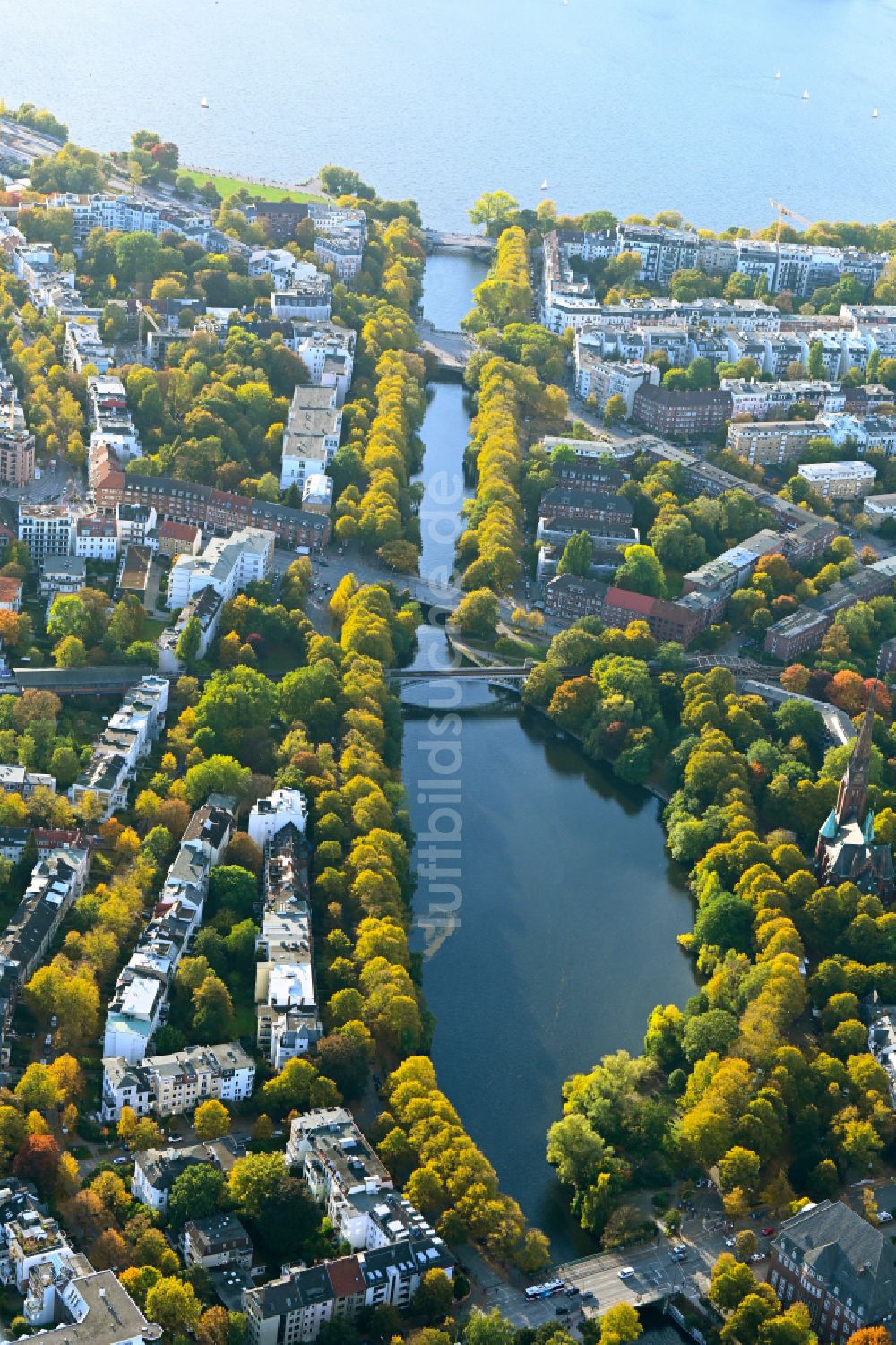 Hamburg von oben - Herbstluftbild Kanalverlauf und Uferbereiche des Verbindungskanales Mundsburger Kanal in Hamburg, Deutschland
