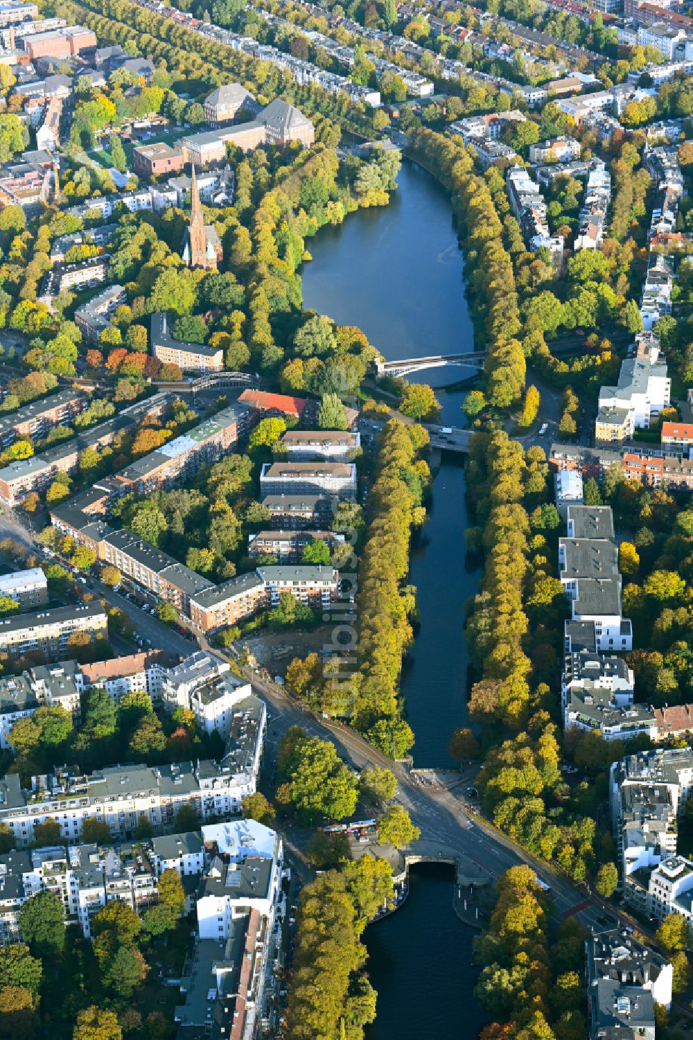 Hamburg aus der Vogelperspektive: Herbstluftbild Kanalverlauf und Uferbereiche des Verbindungskanales Mundsburger Kanal in Hamburg, Deutschland