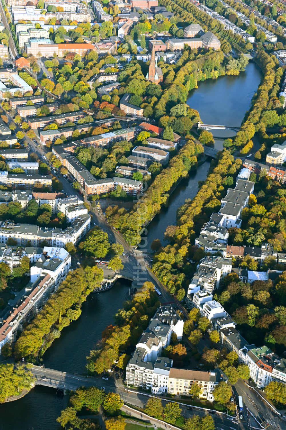 Luftbild Hamburg - Herbstluftbild Kanalverlauf und Uferbereiche des Verbindungskanales Mundsburger Kanal in Hamburg, Deutschland