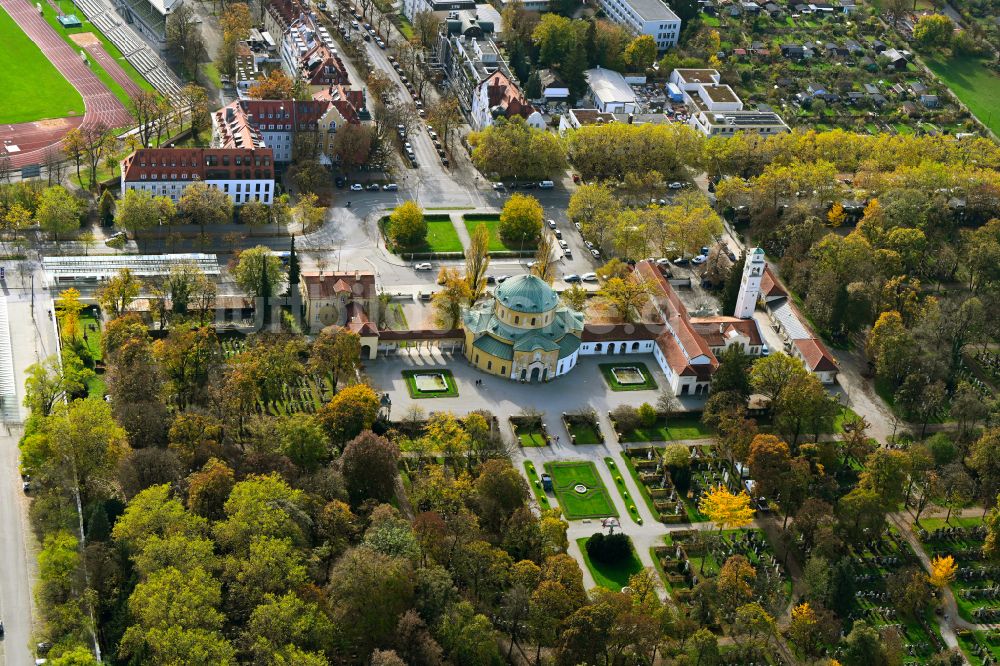 München von oben - Herbstluftbild Kapelle Aussegnungshalle am Westfriedhof im Ortsteil Moosach in München im Bundesland Bayern, Deutschland