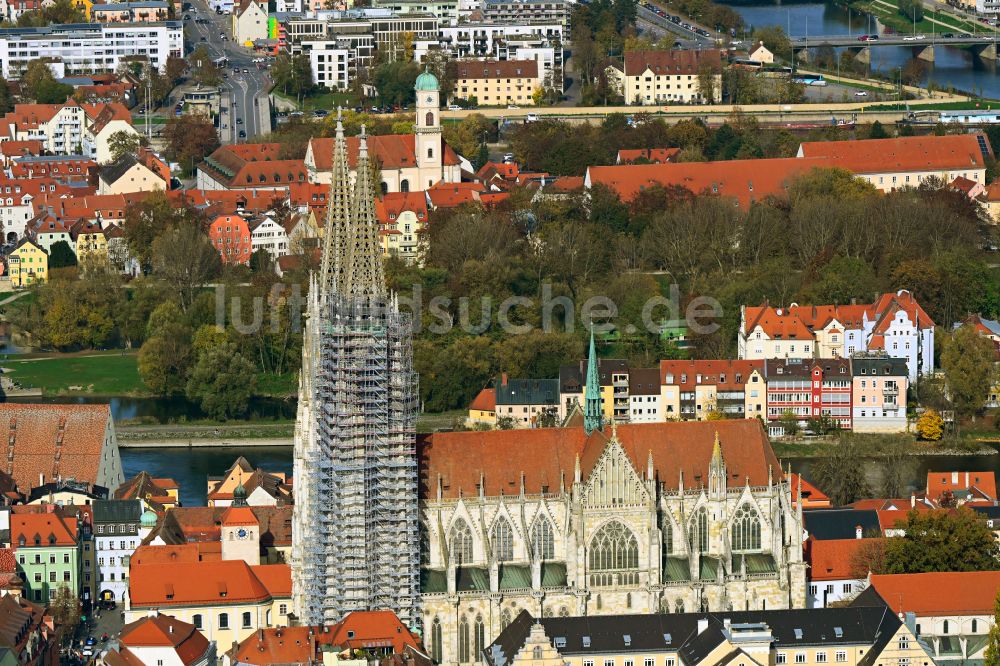 Regensburg aus der Vogelperspektive: Herbstluftbild Kirchengebäude Dom St Peter in Regensburg im Bundesland Bayern, Deutschland