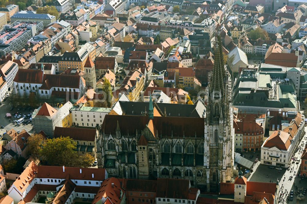 Regensburg von oben - Herbstluftbild Kirchengebäude Dom St Peter in Regensburg im Bundesland Bayern, Deutschland
