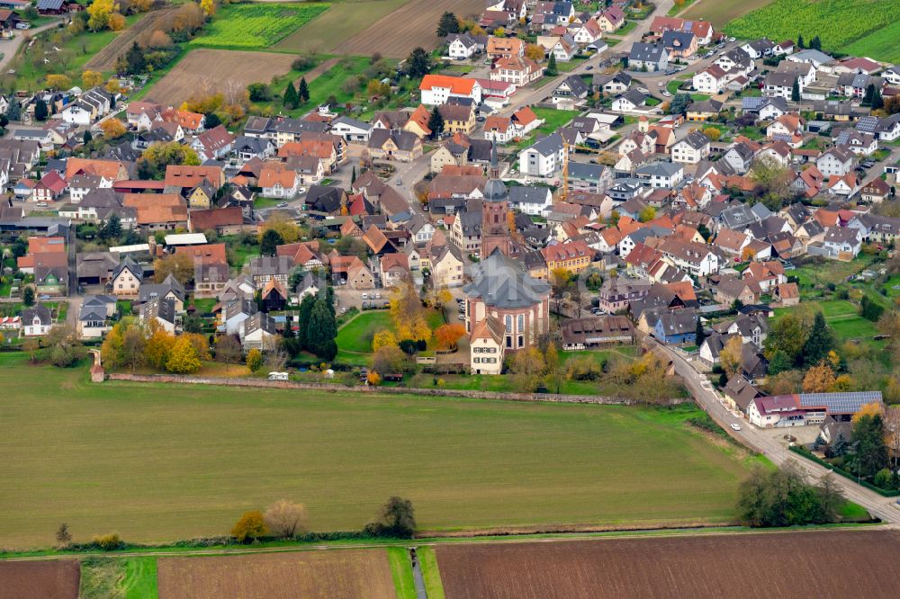 Luftaufnahme Schuttern - Herbstluftbild Kirchengebäude in der Dorfmitte in Schuttern im Bundesland Baden-Württemberg, Deutschland