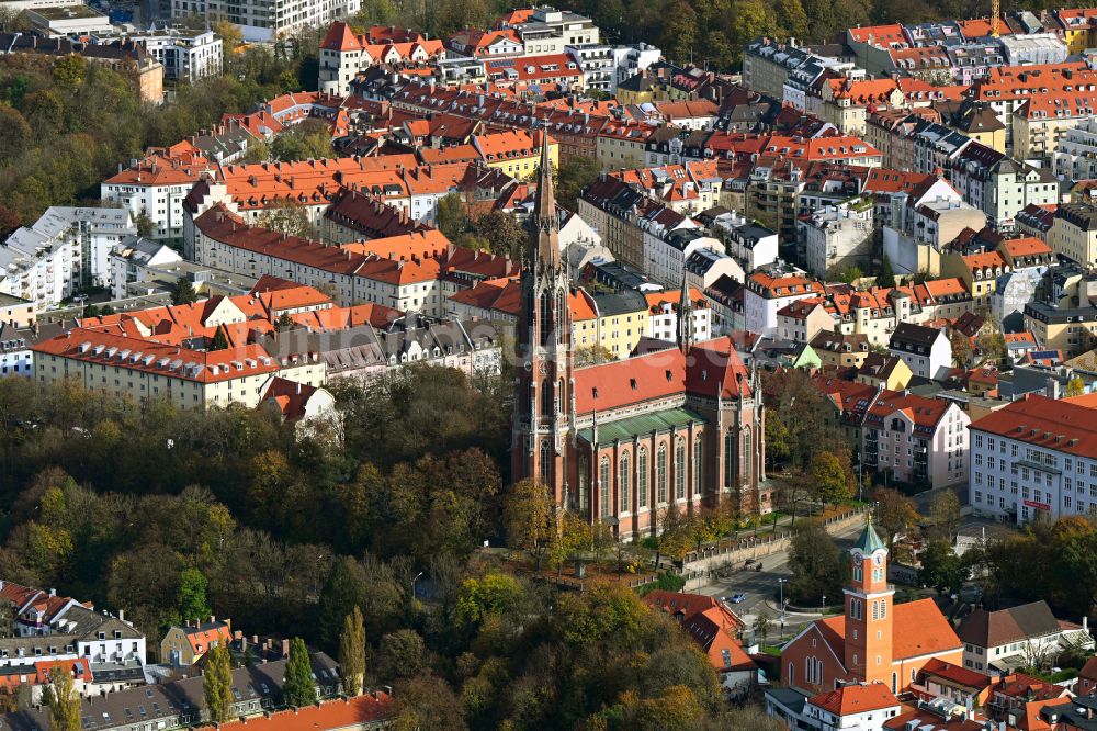 München von oben - Herbstluftbild Kirchengebäude Heilig-Kreuz-Kirche in München im Bundesland Bayern, Deutschland