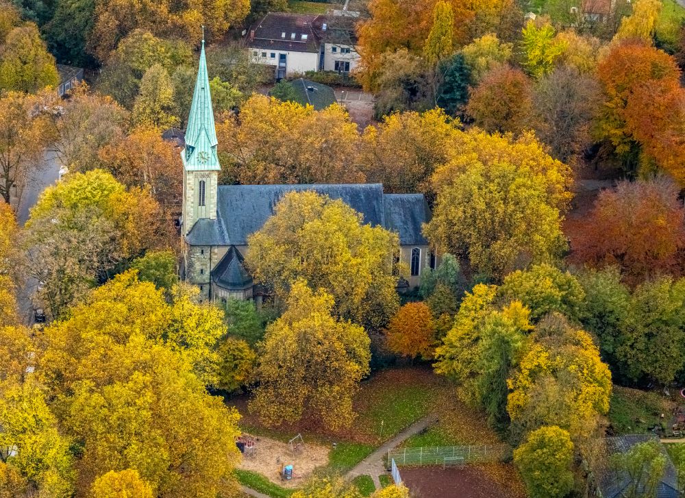 Leithe von oben - Herbstluftbild Kirchengebäude St. Johannes in Leithe im Bundesland Nordrhein-Westfalen, Deutschland