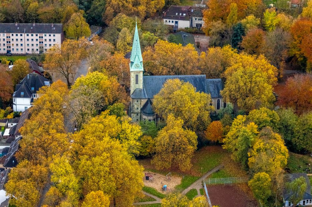 Leithe aus der Vogelperspektive: Herbstluftbild Kirchengebäude St. Johannes in Leithe im Bundesland Nordrhein-Westfalen, Deutschland