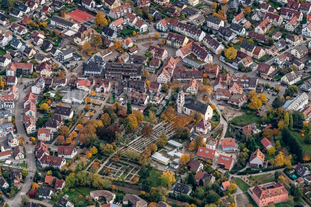 Luftbild Kirchzarten - Herbstluftbild Kirchengebäude Kath. Kirche St. Gallusin der Ortsmitte in Kirchzarten im Bundesland Baden-Württemberg, Deutschland