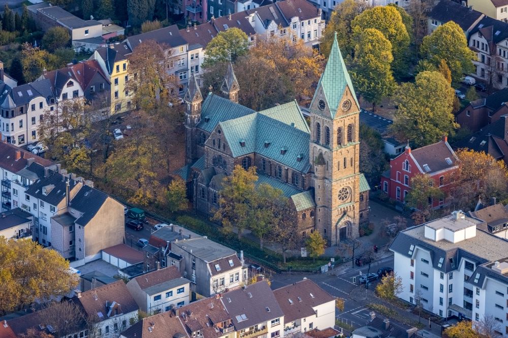 Luftbild Mülheim an der Ruhr - Herbstluftbild Kirchengebäude der Kirche Herz Jesu an der Ulmenallee in Mülheim an der Ruhr im Bundesland Nordrhein-Westfalen, Deutschland