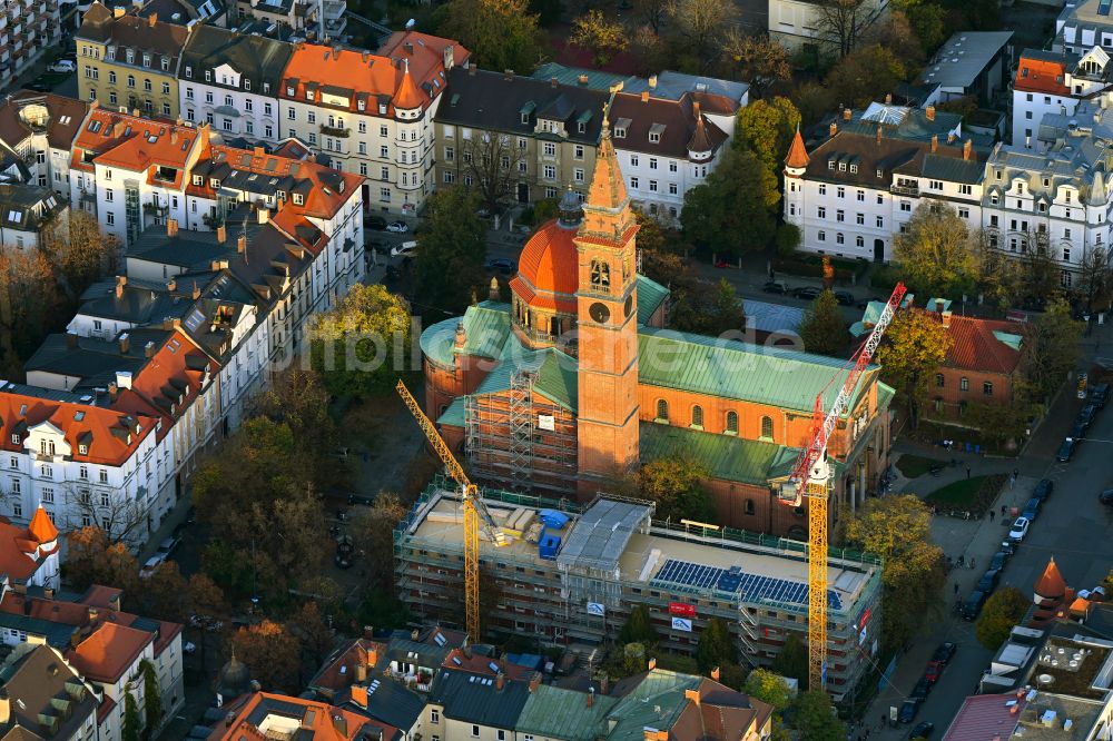Luftaufnahme München - Herbstluftbild Kirchengebäude der Kirche St. Ursula - Schwabinger Dom am Kaiserplatz in München im Bundesland Bayern, Deutschland