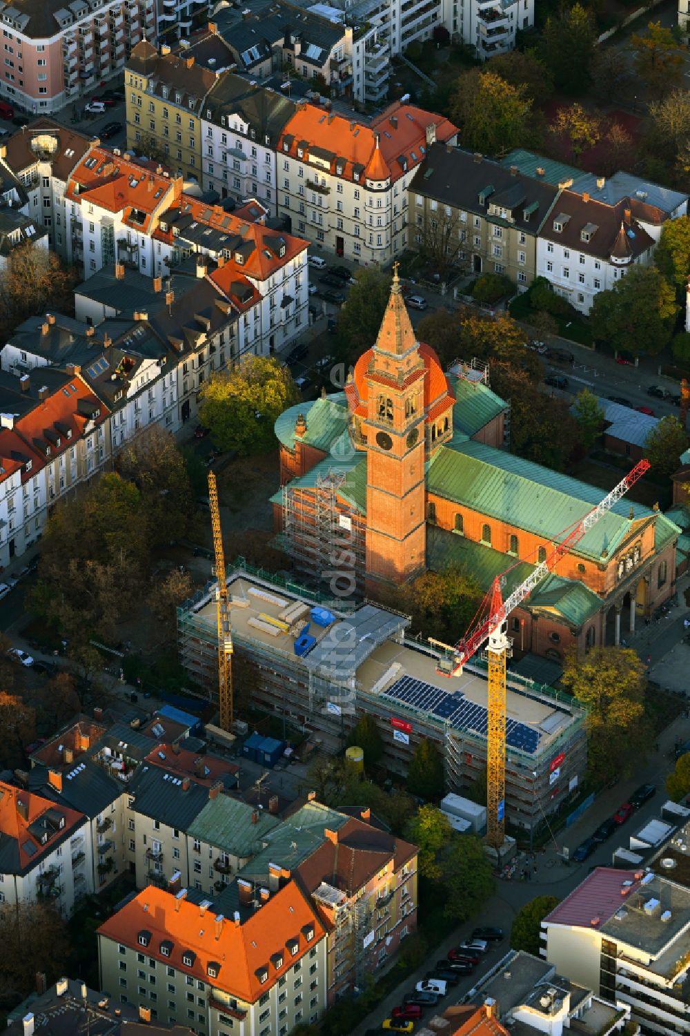 Luftbild München - Herbstluftbild Kirchengebäude der Kirche St. Ursula - Schwabinger Dom am Kaiserplatz in München im Bundesland Bayern, Deutschland