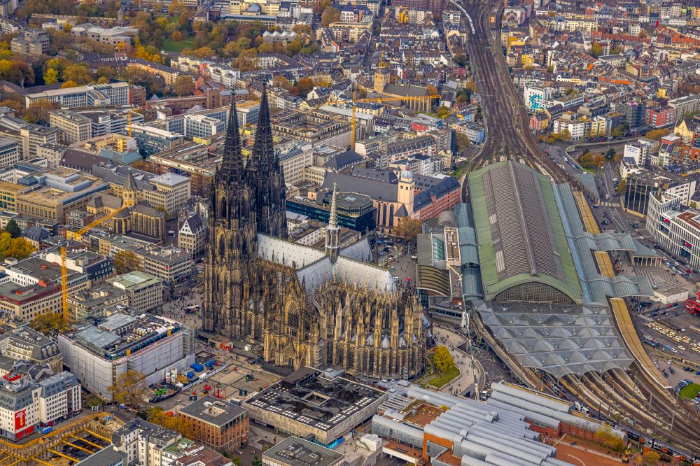 Luftbild Köln - Herbstluftbild Kirchengebäude Kölner Dom im Ortsteil Innenstadt in Köln im Bundesland Nordrhein-Westfalen - NRW, Deutschland