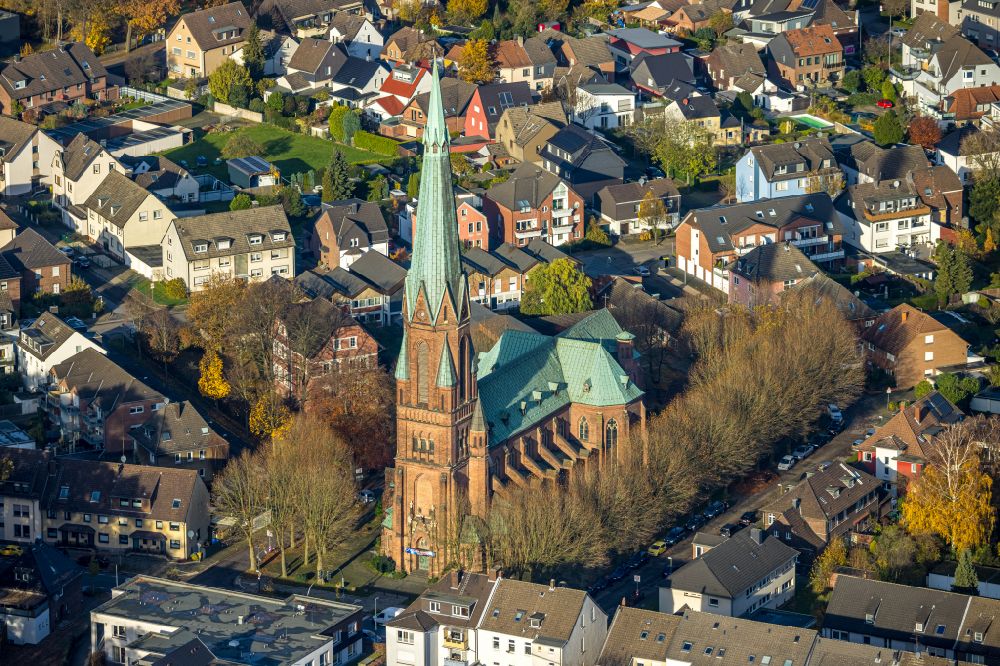 Luftaufnahme Bottrop - Herbstluftbild Kirchengebäude Liebfrauenkirche im Ortsteil Eigen in Bottrop im Bundesland Nordrhein-Westfalen, Deutschland