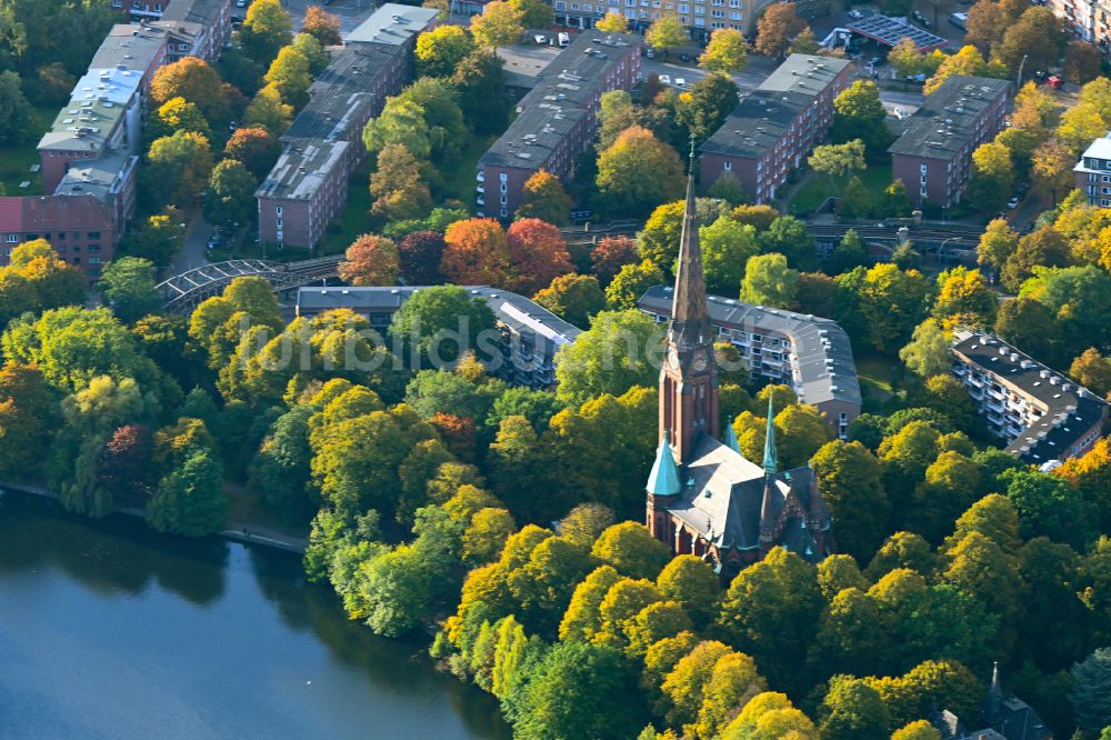 Hamburg aus der Vogelperspektive: Herbstluftbild Kirchengebäude Ev.-Luth. Kirchengemeinde St. Gertrud in Hamburg, Deutschland
