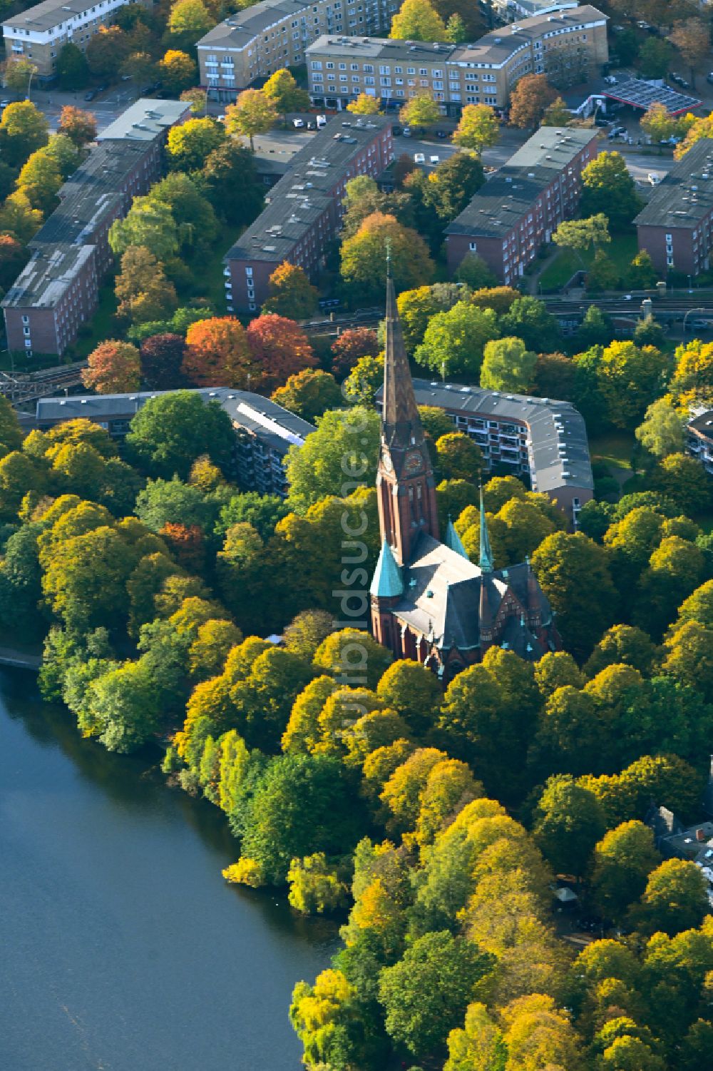 Luftbild Hamburg - Herbstluftbild Kirchengebäude Ev.-Luth. Kirchengemeinde St. Gertrud in Hamburg, Deutschland