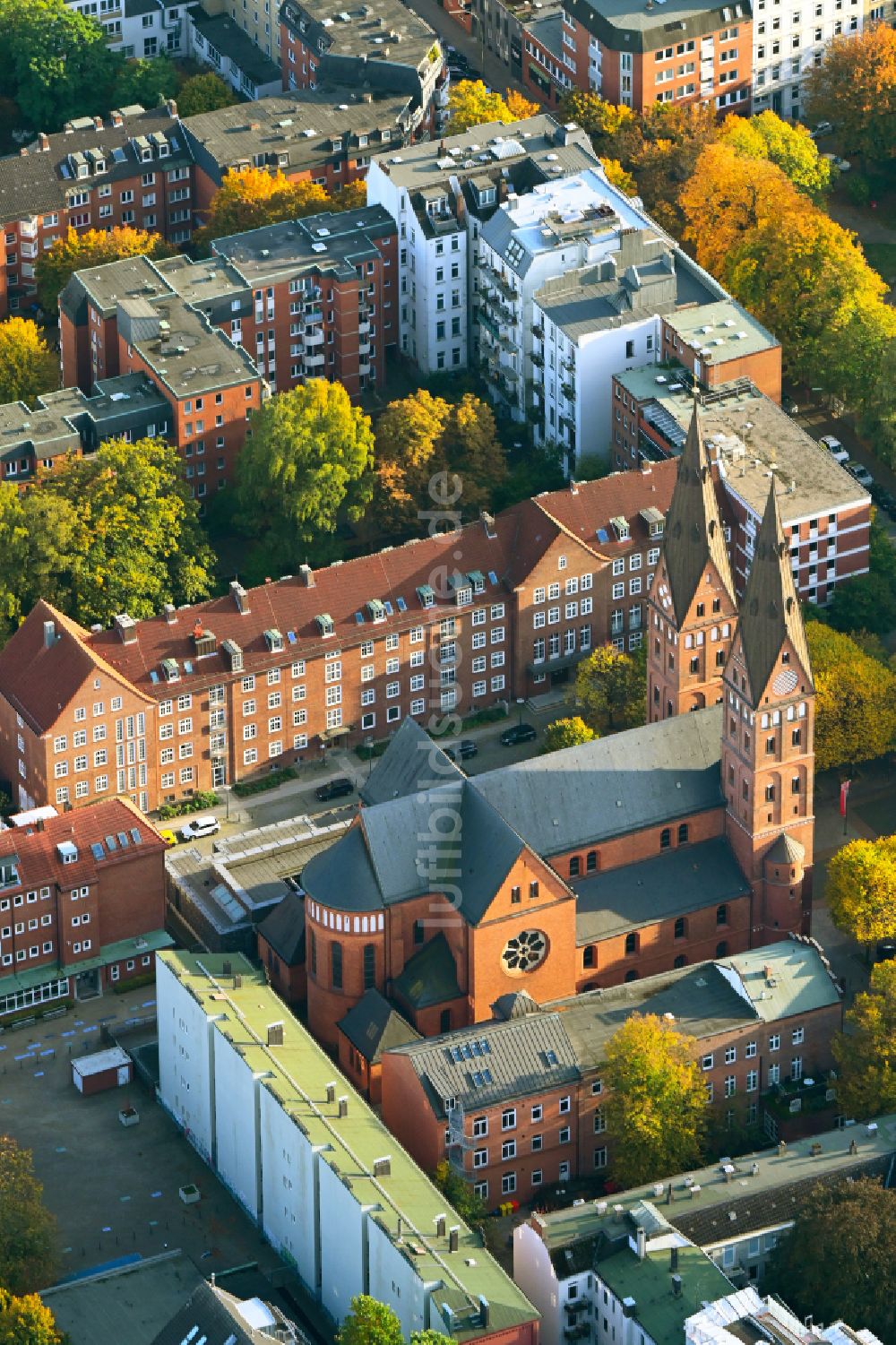 Hamburg von oben - Herbstluftbild Kirchengebäude St. Marien-Dom im Ortsteil Sankt Georg in Hamburg, Deutschland