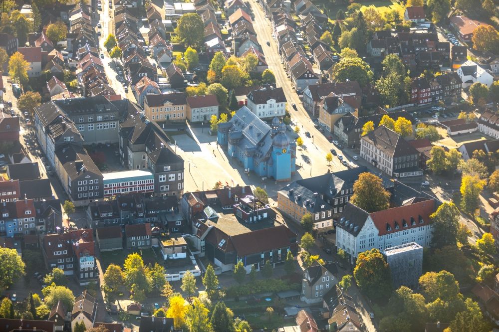 Luftaufnahme Clausthal-Zellerfeld - Herbstluftbild Kirchengebäude der Marktkirche zum Heiligen Geist in Clausthal-Zellerfeld im Bundesland Niedersachsen, Deutschland