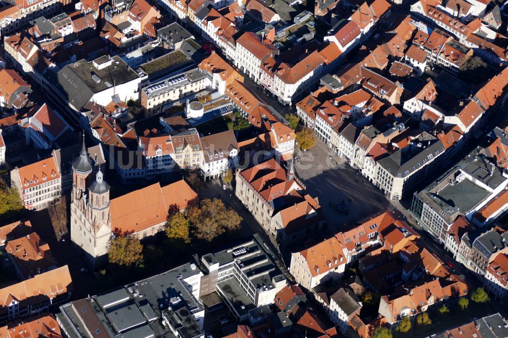 Luftaufnahme Göttingen - Herbstluftbild Kirchengebäude der Rats- und Marktkirche St. Johannis in Göttingen im Bundesland Niedersachsen, Deutschland
