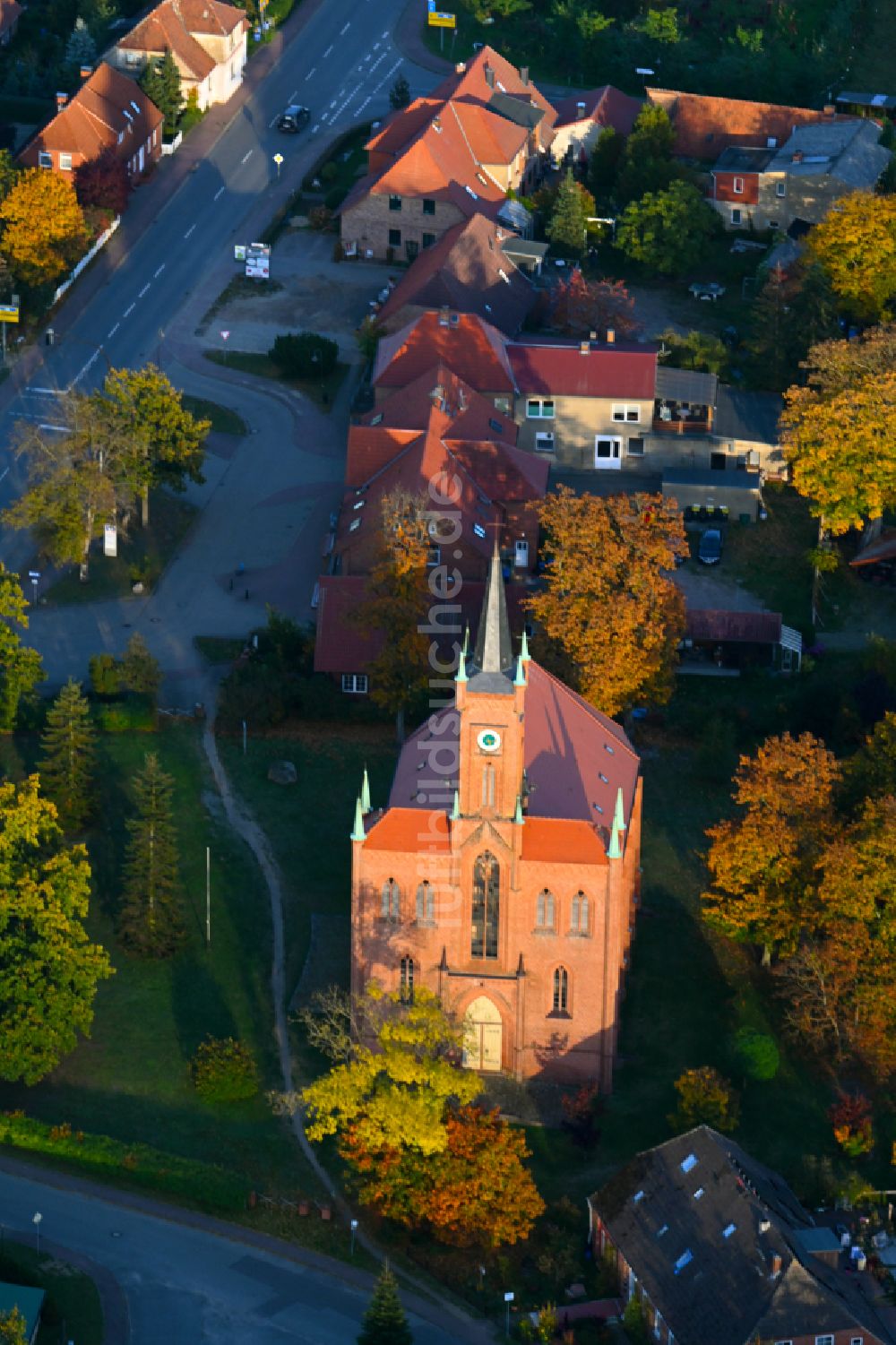 Luftaufnahme Redefin - Herbstluftbild Kirchengebäude in Redefin im Bundesland Mecklenburg-Vorpommern, Deutschland