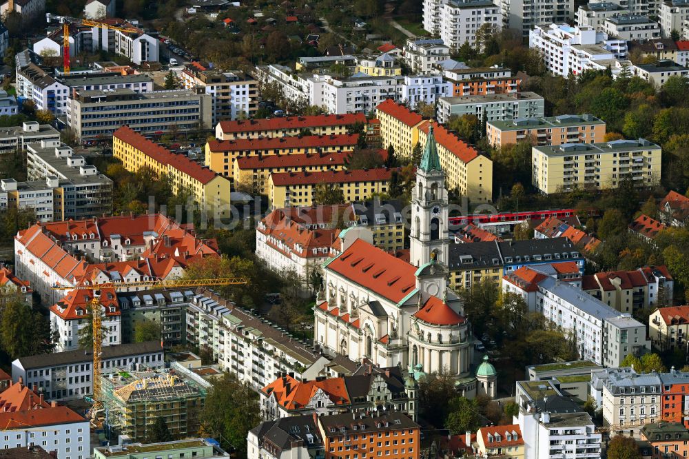 Luftaufnahme München - Herbstluftbild Kirchengebäude der Stadtpfarrkirche St. Margaret im Stadtteil Sendling in München im Bundesland Bayern, Deutschland