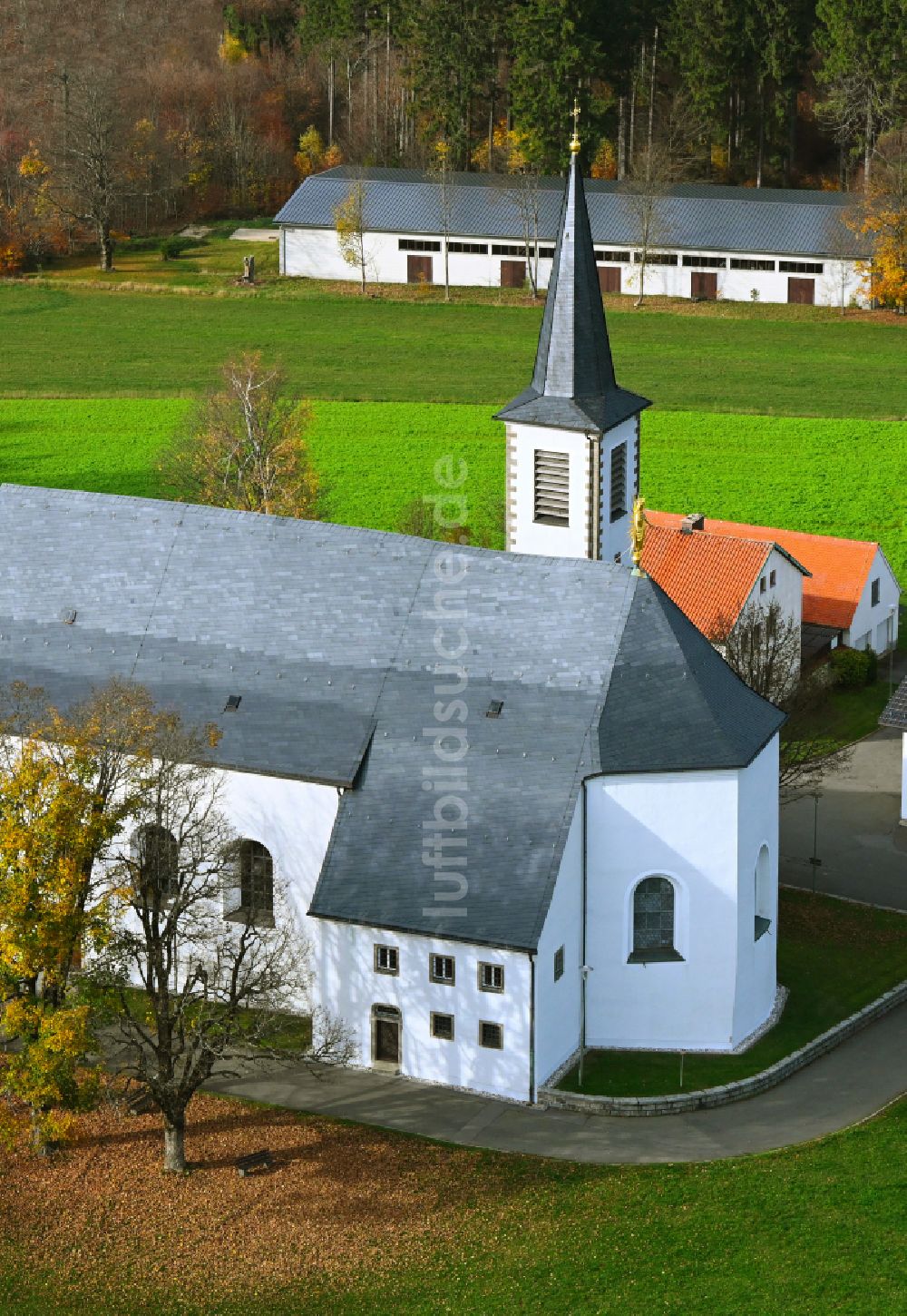 Fahrenberg von oben - Herbstluftbild Kirchengebäude Wallfahrtskirche Fahrenberg in Fahrenberg im Bundesland Bayern, Deutschland