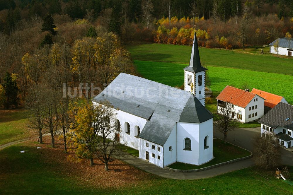 Fahrenberg aus der Vogelperspektive: Herbstluftbild Kirchengebäude Wallfahrtskirche Fahrenberg in Fahrenberg im Bundesland Bayern, Deutschland