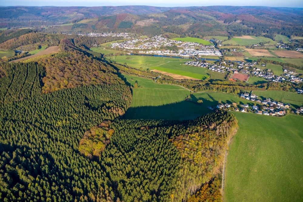 Luftaufnahme Olpe - Herbstluftbild Laubbaum- Baumspitzen in einem Waldgebiet in Olpe im Bundesland Nordrhein-Westfalen, Deutschland
