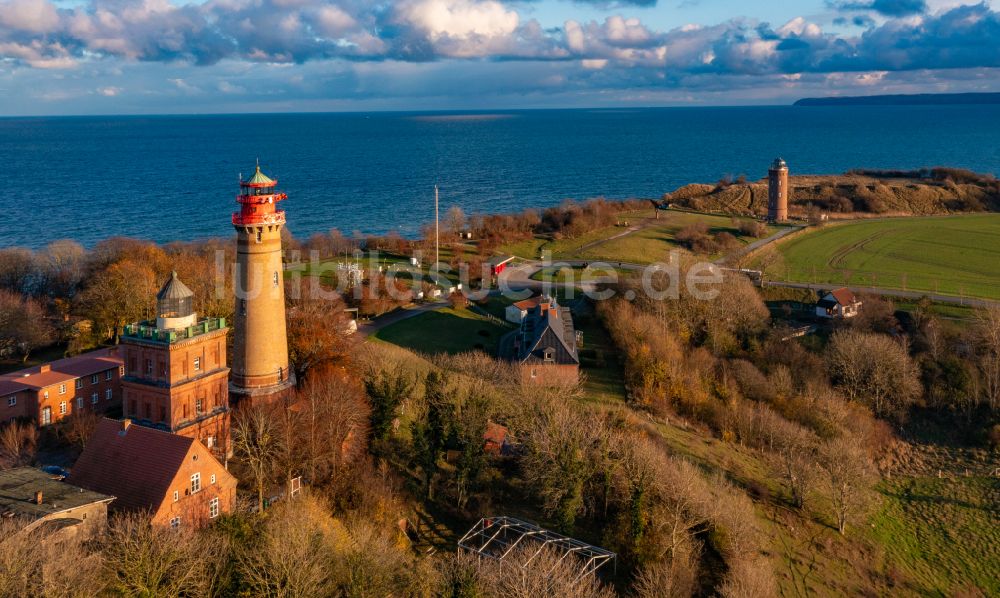 Luftbild Putgarten - Herbstluftbild Leuchtturm als historisches Seefahrtszeichen im Küstenbereich der Kap Arkona in Putgarten im Bundesland Mecklenburg-Vorpommern, Deutschland