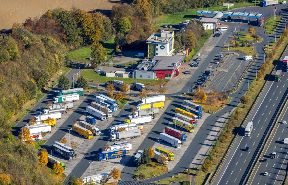 Luftbild Hamm - Herbstluftbild LKW- Abstellflächen an der Autobahn- Raststätte und Parkplatz der BAB A 2 am Rastplatz in Rhynern im Bundesland Nordrhein-Westfalen, Deutschland