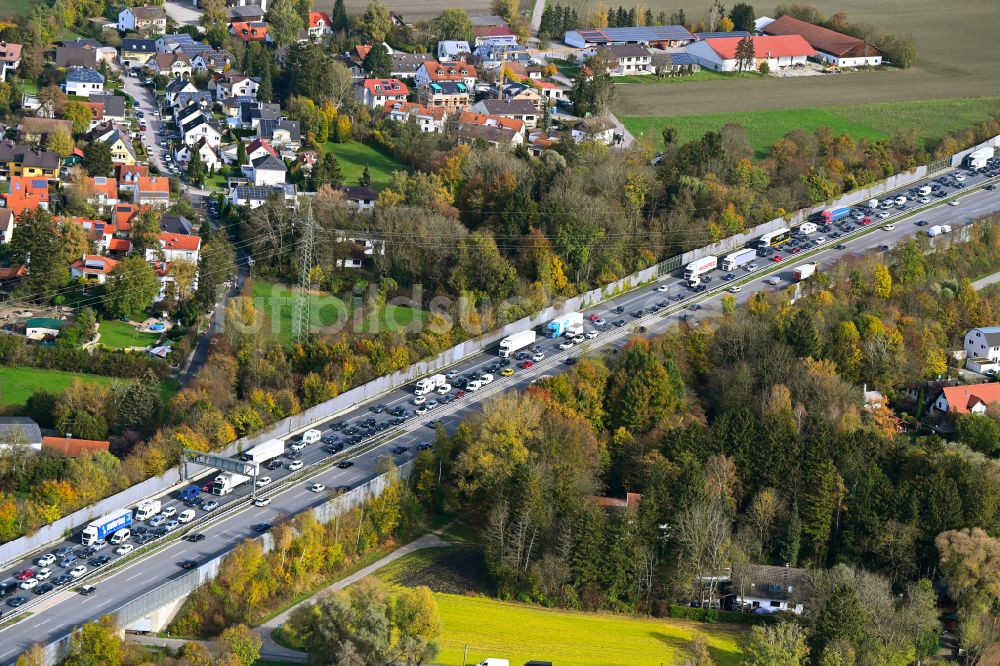 Luftaufnahme München - Herbstluftbild LKW Lastkraftwagen im Stau auf der Autobahn BAB A99 in München im Bundesland Bayern, Deutschland