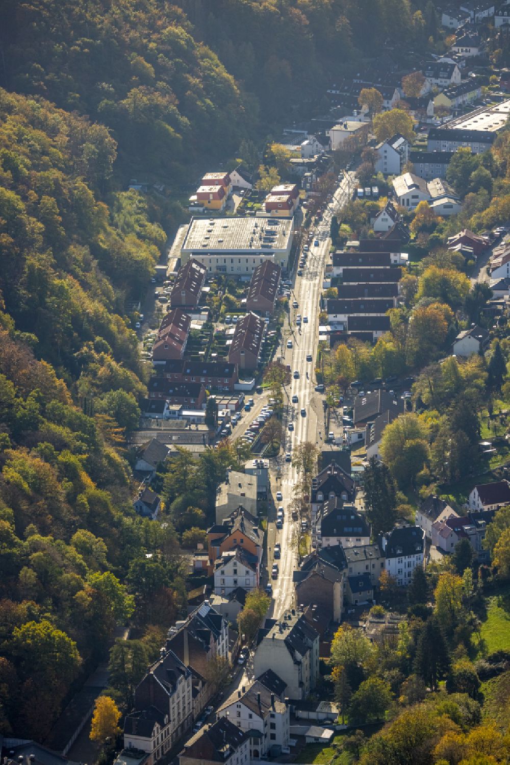 Hagen von oben - Herbstluftbild Mischbebauung der Wohngebiets- und Gewerbeflächen entlang der Voerder Straße in Hagen im Bundesland Nordrhein-Westfalen, Deutschland