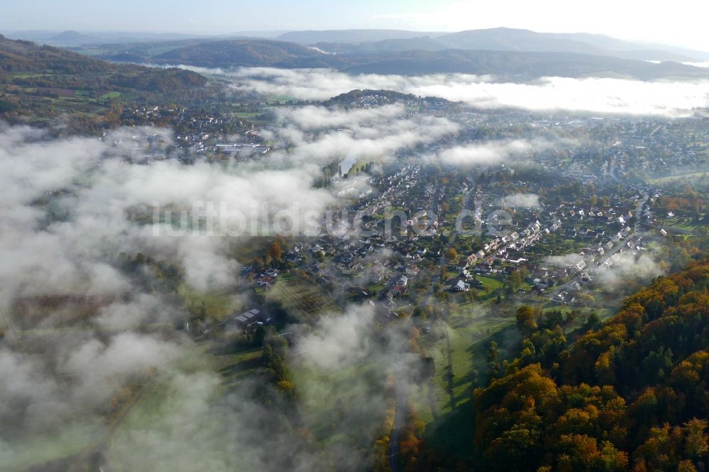 Luftaufnahme Witzenhausen - Herbstluftbild Nebel- und Wolken- Schicht in Witzenhausen im Bundesland Hessen, Deutschland