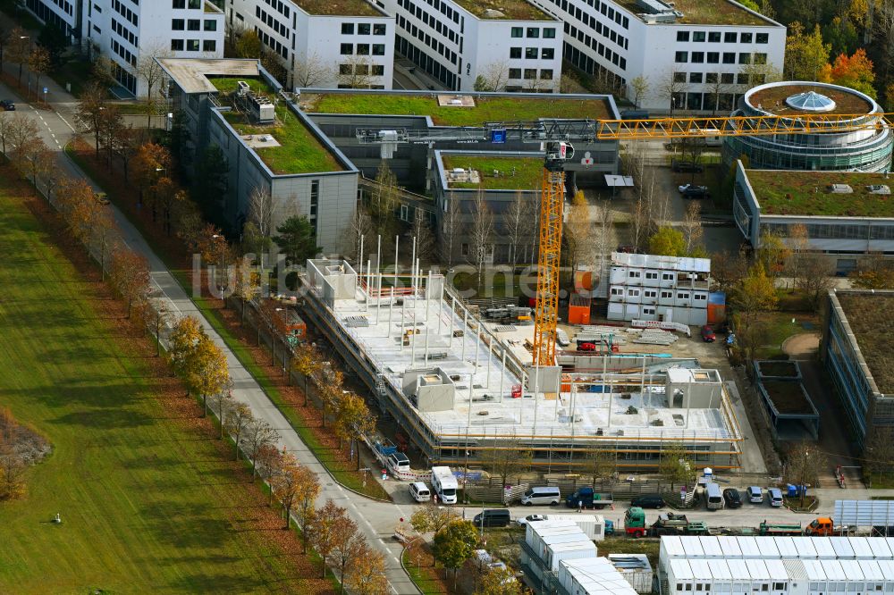 München von oben - Herbstluftbild Neubau eines Büro- und Geschäftshauses im Ortsteil Trudering-Riem in München im Bundesland Bayern, Deutschland