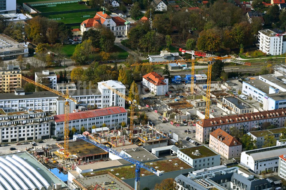 Luftbild München - Herbstluftbild Neubau eines Büro- und Geschäftshauses FABRIK office im Ortsteil Sendling in München im Bundesland Bayern, Deutschland