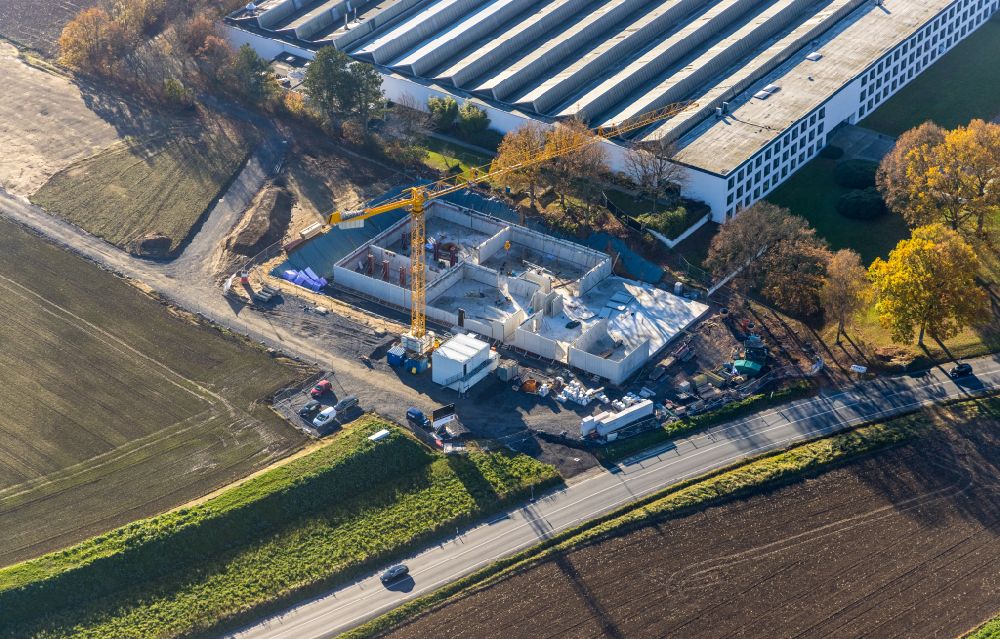 Luftaufnahme Menden (Sauerland) - Herbstluftbild Neubau am Firmengelände der BEGA Gantenbrink-Leuchten KG in Menden (Sauerland) im Bundesland Nordrhein-Westfalen, Deutschland