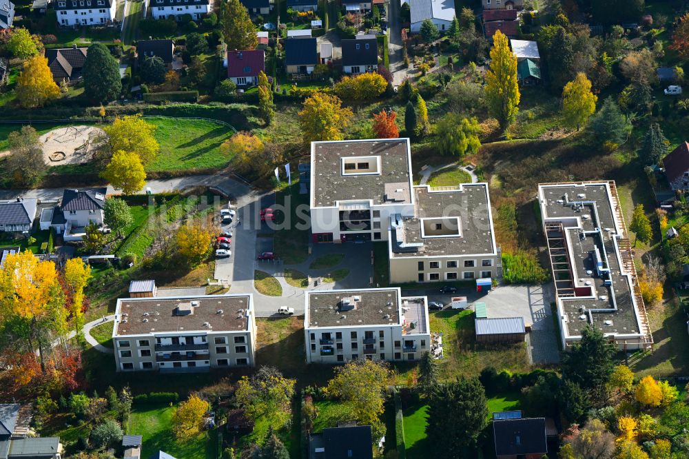 Berlin aus der Vogelperspektive: Herbstluftbild Neubau eines Seniorenzentrum im Ortsteil Mahlsdorf in Berlin, Deutschland