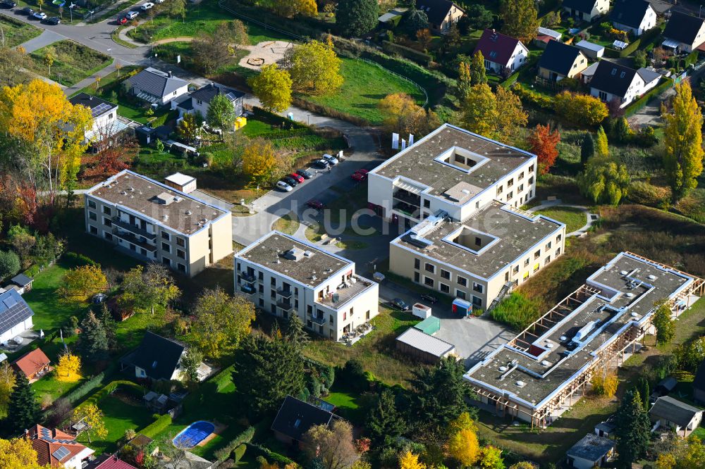 Luftaufnahme Berlin - Herbstluftbild Neubau eines Seniorenzentrum im Ortsteil Mahlsdorf in Berlin, Deutschland