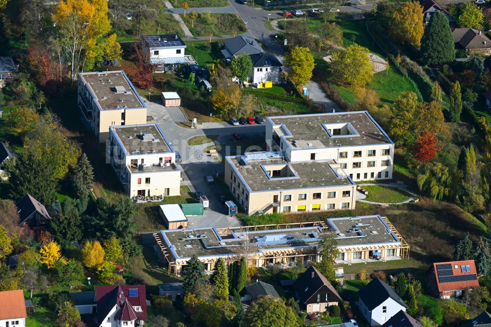 Berlin von oben - Herbstluftbild Neubau eines Seniorenzentrum im Ortsteil Mahlsdorf in Berlin, Deutschland