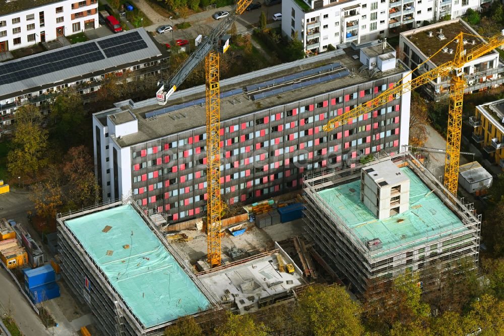 München von oben - Herbstluftbild Neubau eines Studenten- Wohnheim in München im Bundesland Bayern, Deutschland