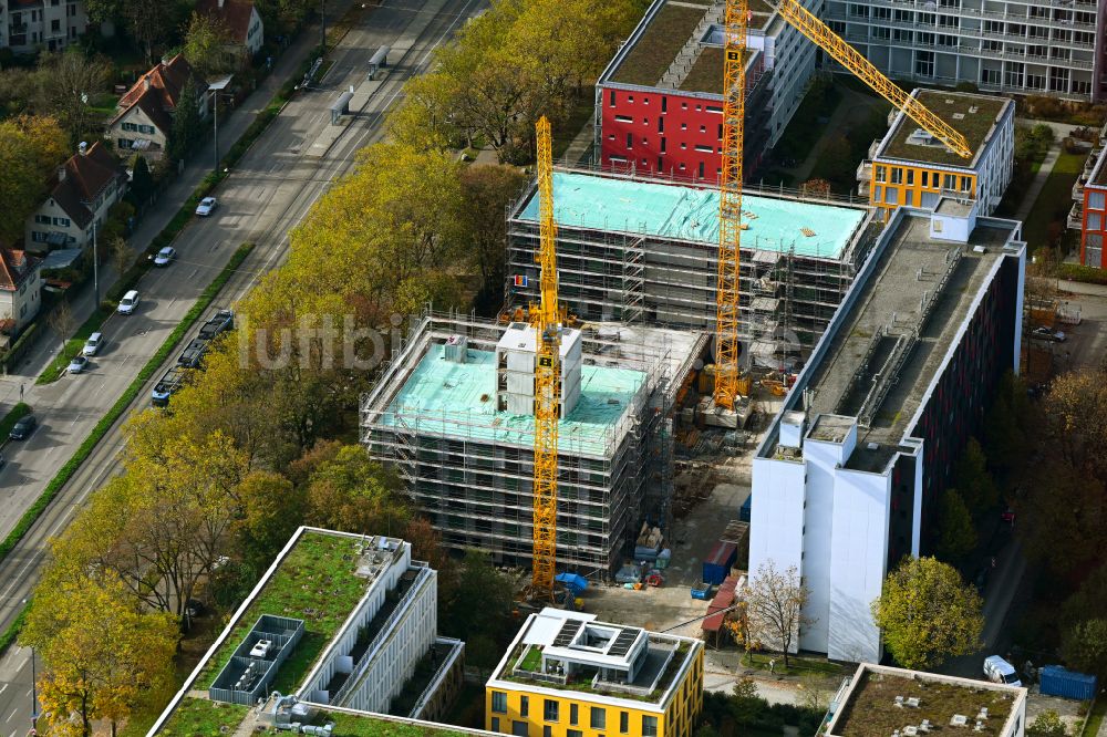 Luftbild München - Herbstluftbild Neubau eines Studenten- Wohnheim im Ortsteil Schwabing-West in München im Bundesland Bayern, Deutschland