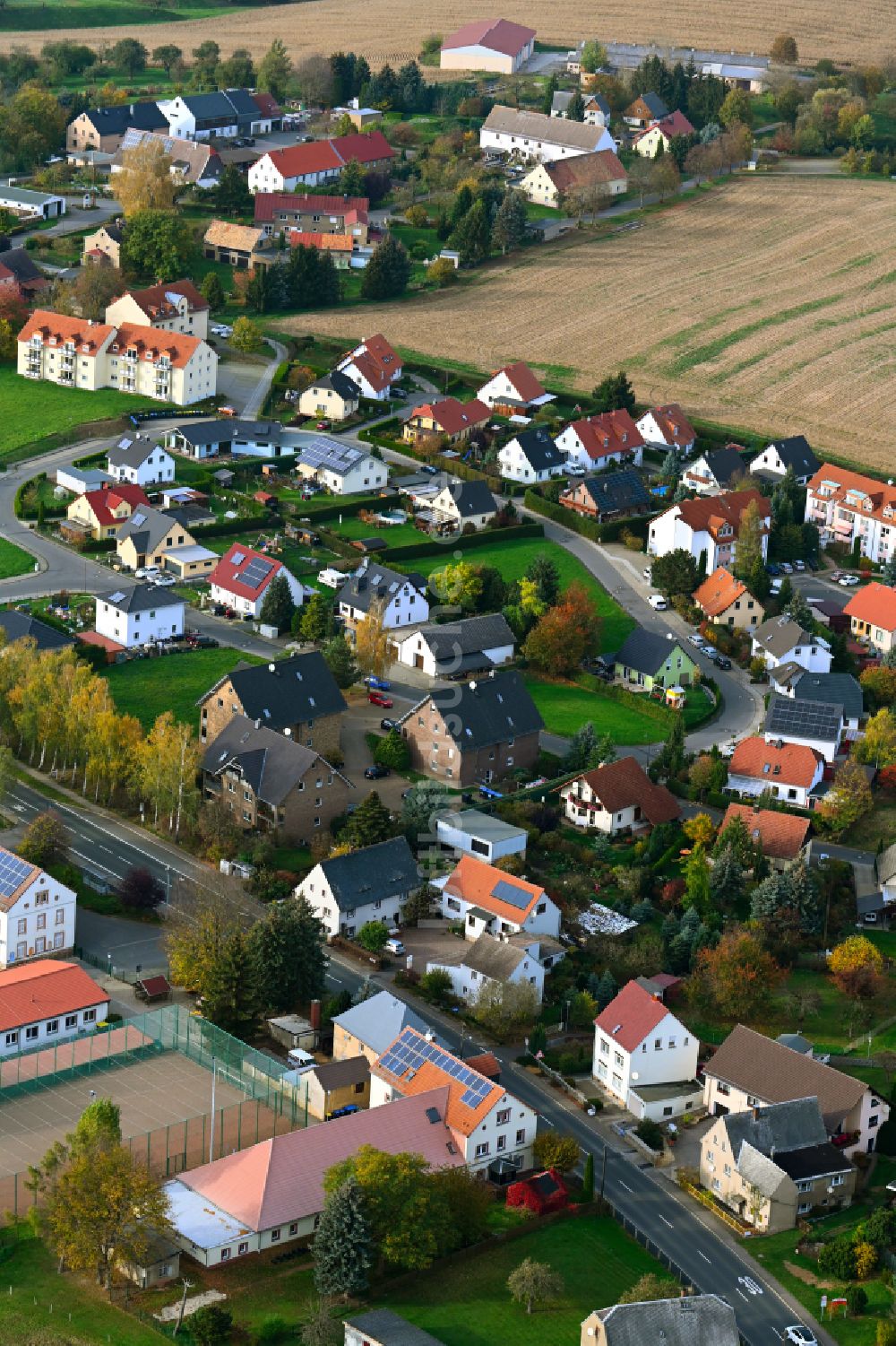 Hausdorf aus der Vogelperspektive: Herbstluftbild Ortsansicht in Hausdorf im Bundesland Sachsen, Deutschland