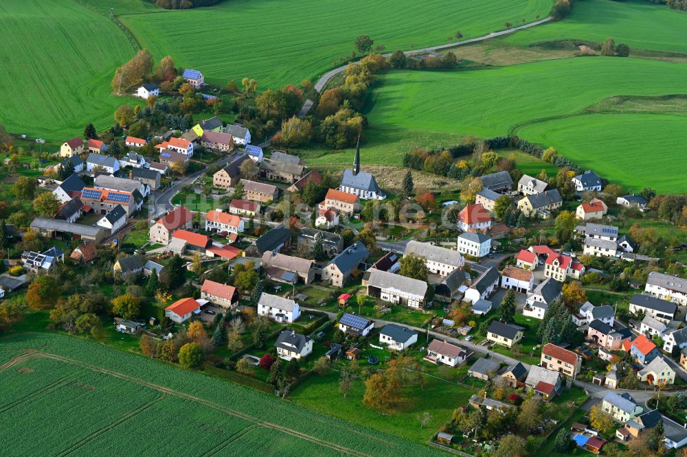 Lastau von oben - Herbstluftbild Ortsansicht am Rande von landwirtschaftlichen Feldern in Lastau im Bundesland Sachsen, Deutschland