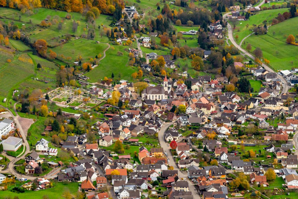 Luftbild Münchweier - Herbstluftbild Ortsansicht am Rande von landwirtschaftlichen Feldern in Münchweier im Bundesland Baden-Württemberg, Deutschland