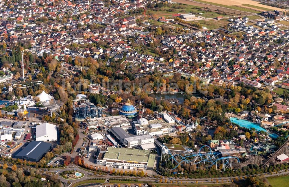 Luftaufnahme Rust - Herbstluftbild Ortsansicht in Rust mit vorgelagerten Europa-Park im Bundesland Baden-Württemberg, Deutschland