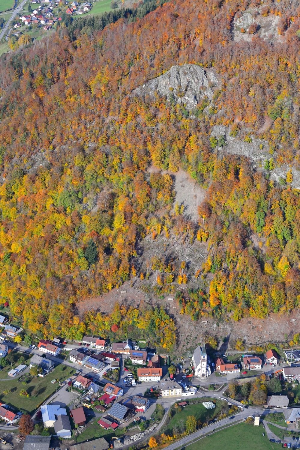 Todtnau aus der Vogelperspektive: Herbstluftbild Ortsansicht im Talbereich in Geschwend im Bundesland Baden-Württemberg, Deutschland