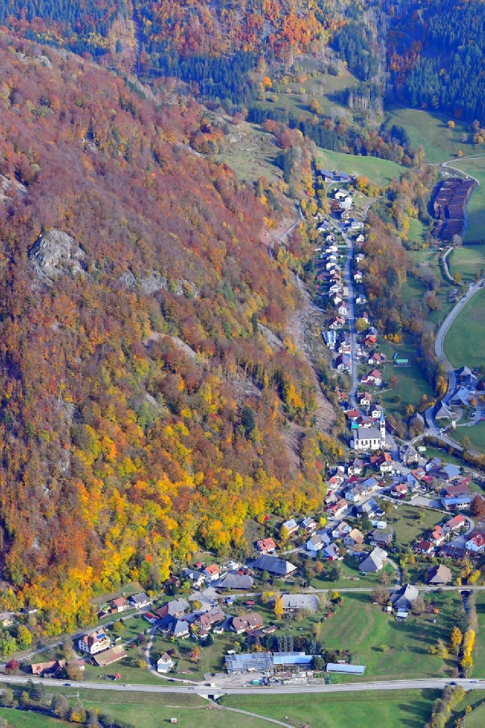 Todtnau aus der Vogelperspektive: Herbstluftbild Ortsansicht im Talbereich in Geschwend im Bundesland Baden-Württemberg, Deutschland