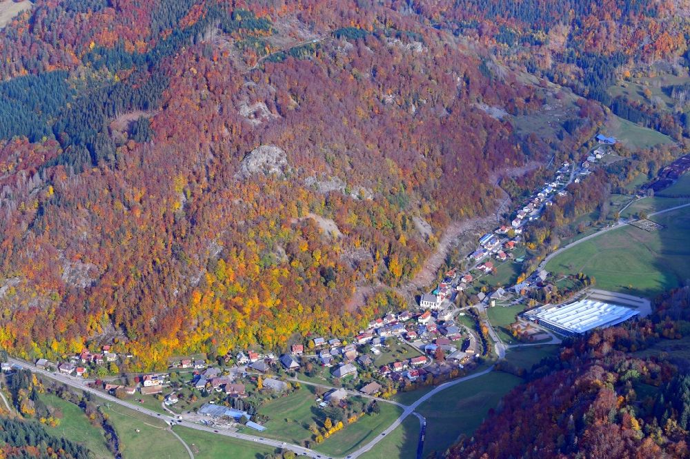 Luftbild Todtnau - Herbstluftbild Ortsansicht im Talbereich in Geschwend im Bundesland Baden-Württemberg, Deutschland